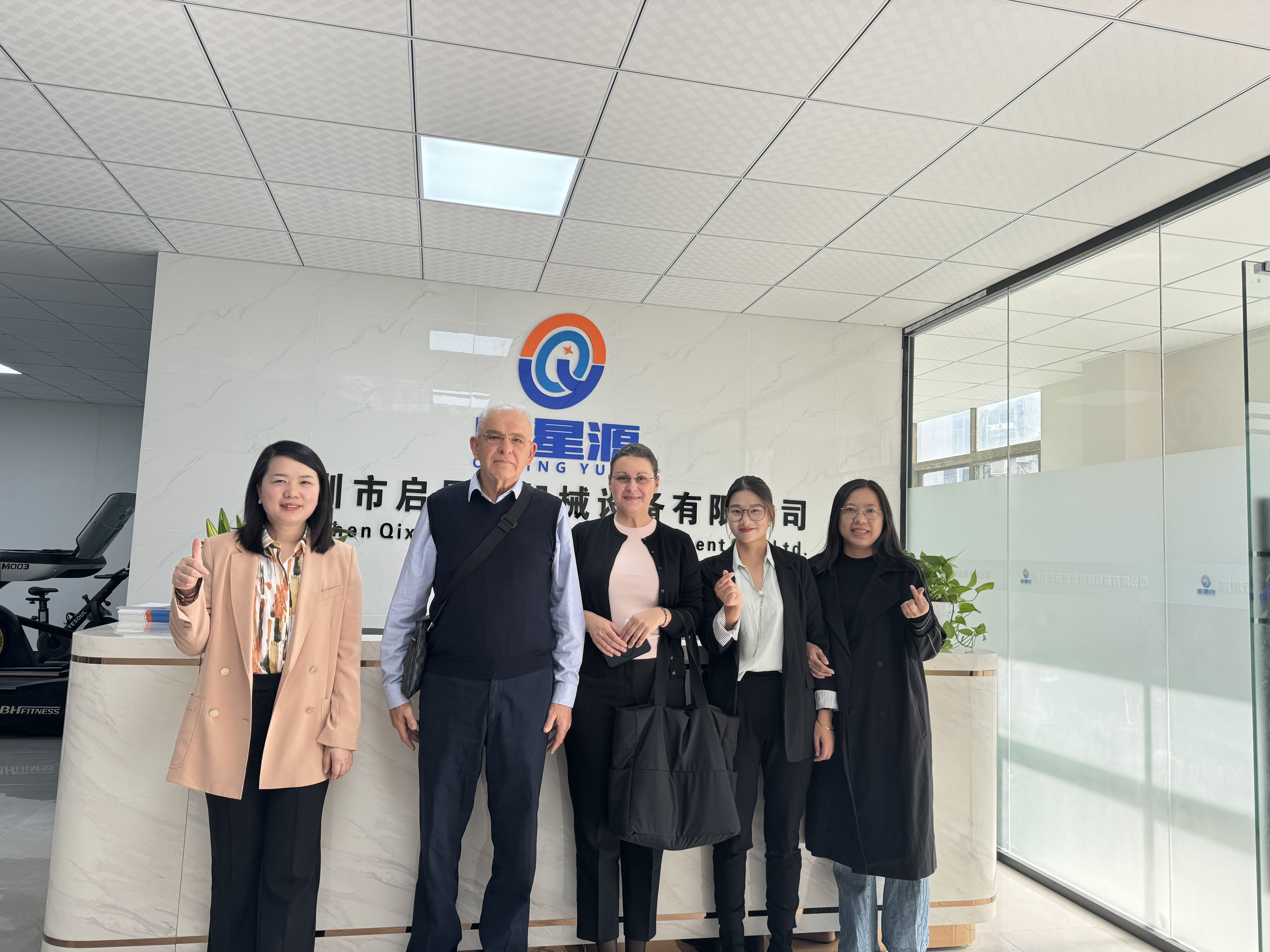 Приветливо добре дошли г -н Саво и г -жарена да посетят отново Shenzhen Qixingyuan Machinery Equipment Co., Ltd.